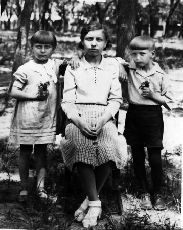 Наташа Игнатьева (слева) с двоюродными сестрой Валентиной и братом Борисом перед отъездом на родину. Харбин. 1936